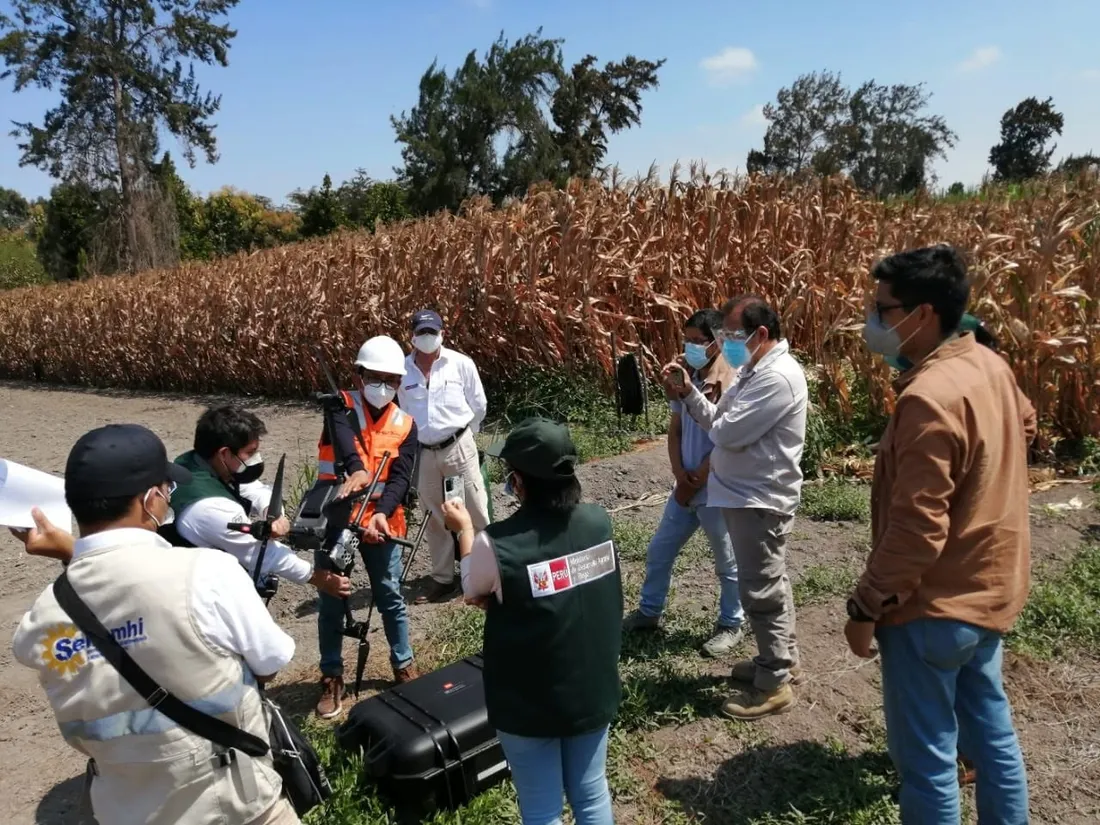 Capacitación en campo con dron junto a personal del Senamhi y otras entidades
