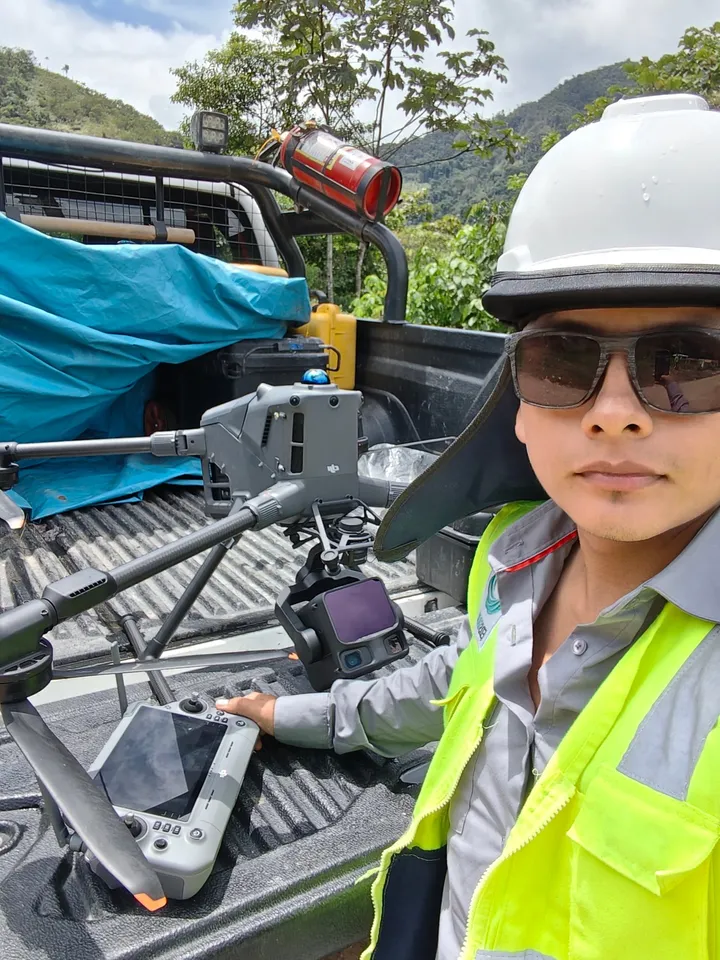 Especialista configurando un dron y su control en la tolva de una camioneta