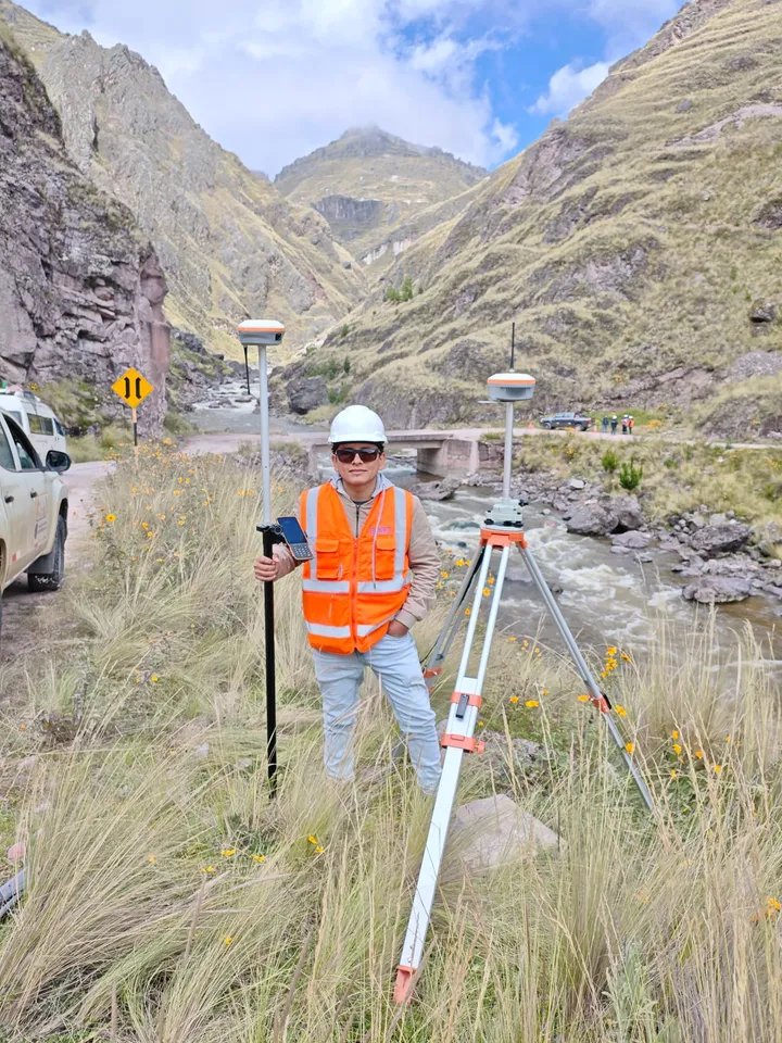 Integrante de Georamic con equipo GNSS junto al río Macusani