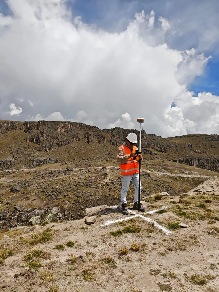Topógrafo de Georamic con receptor GNSS sobre una ladera a más de 4,000 m.s.n.m.