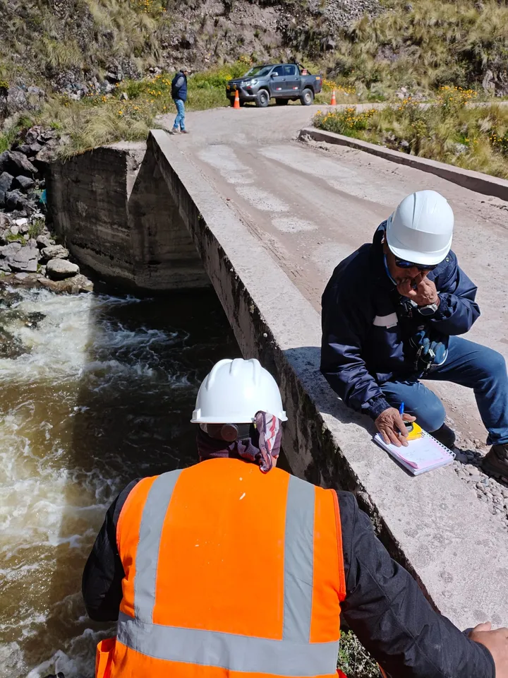 Equipo de Georamic registrando datos junto a una obra de arte sobre el río