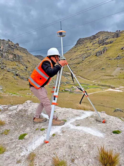 Ingeniero de Georamic con receptor GNSS en el acceso al proyecto Corani