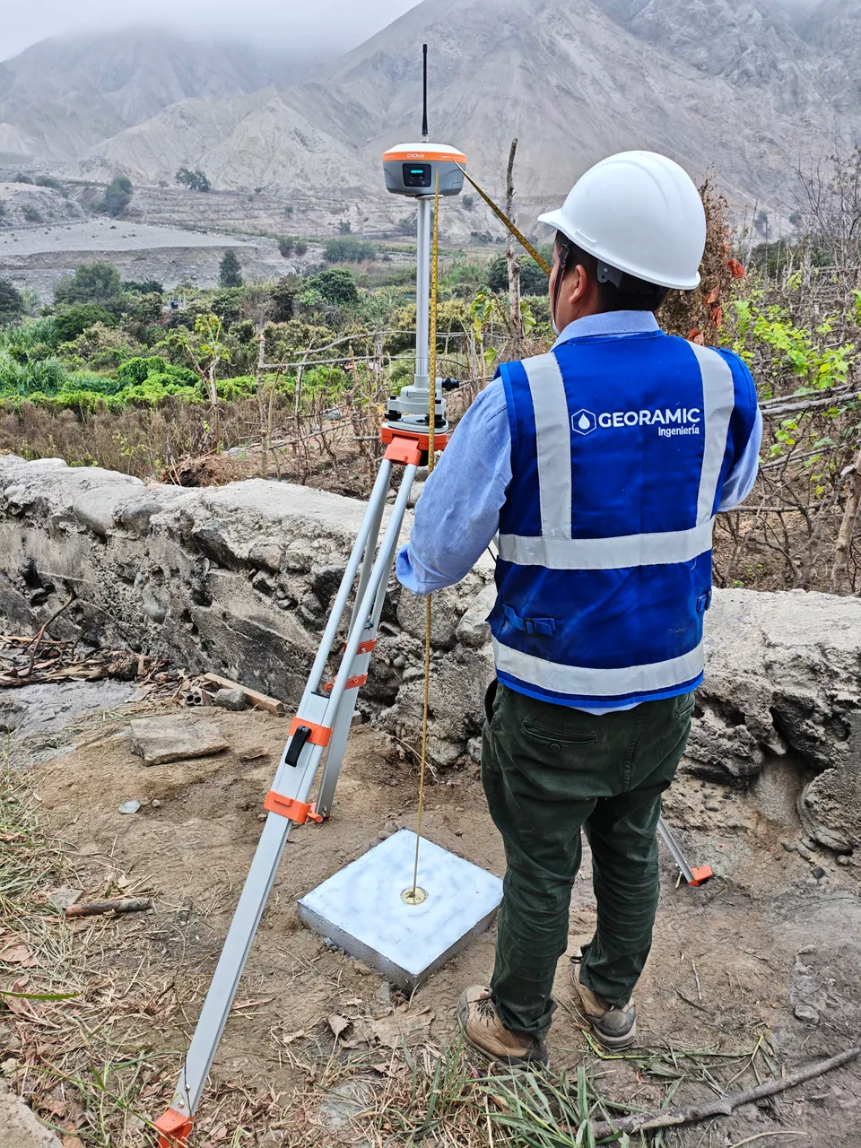 Ingeniero de Georamic con un receptor GNSS sobre un punto de control en campo