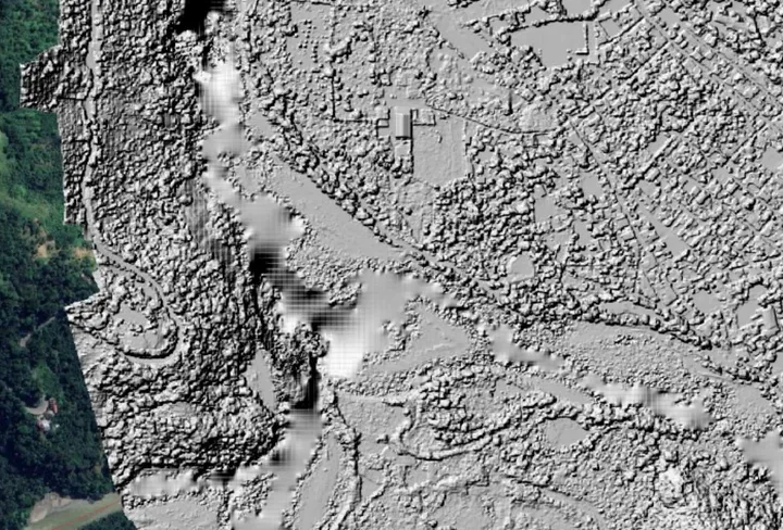 Modelo de superficie con el lecho del río deformado por el agua
