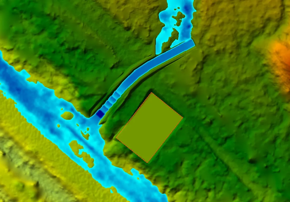 Mapa de profundidad de inundación de un modelo hidráulico junto a un canal
