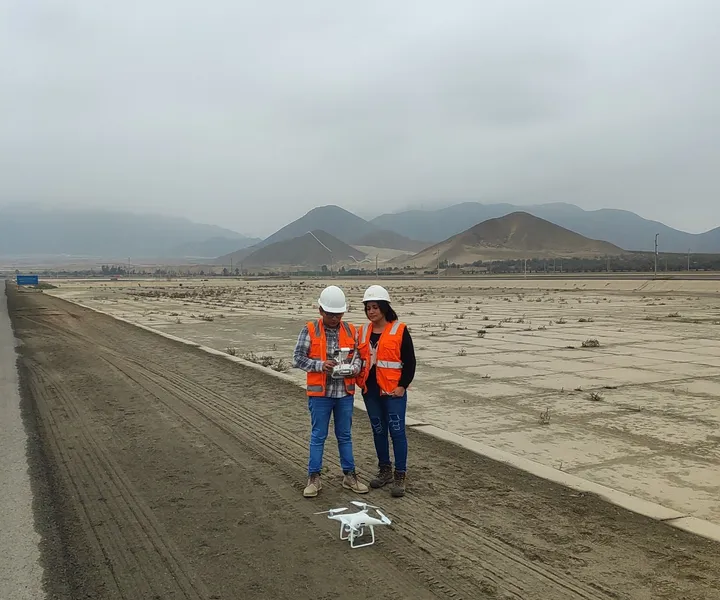 Equipo de Georamic con el dron sobre un dique de la PTAR San Bartolo