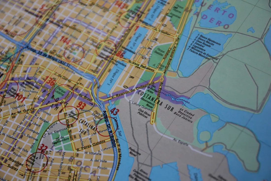 Mapa urbano con capas de vías, áreas verdes y cuerpos de agua