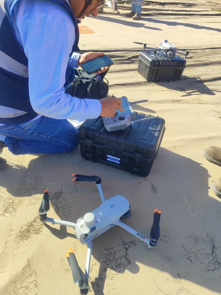 Especialista de Georamic configurando el plan de vuelo de un dron Matrice 4E en campo