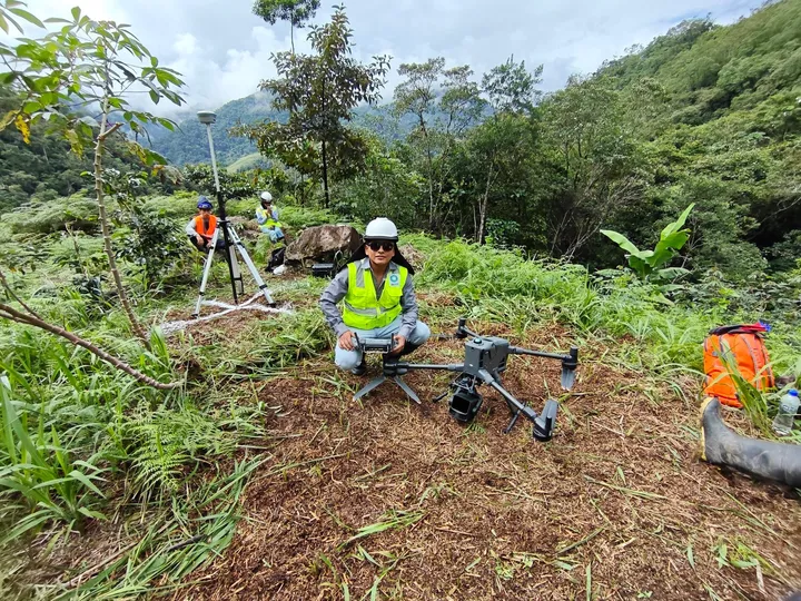 Equipo de Georamic con dron LiDAR y receptor GNSS en una ladera de selva densa