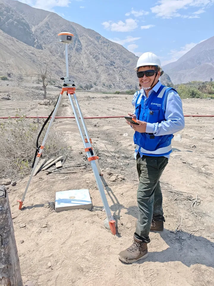 Especialista de Georamic rastreando con GNSS un punto de orden C monumentado