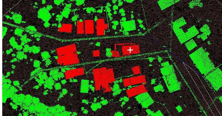 Nube LiDAR clasificada con edificaciones en rojo y vegetación en verde