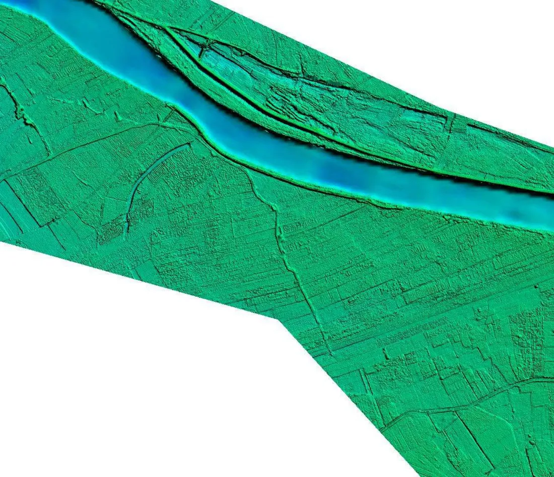Modelo digital de terreno del río Tumbes con el cauce en azul